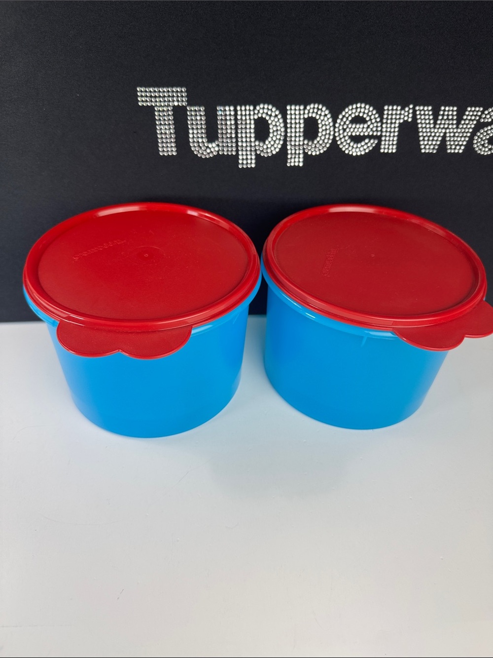 Tupperware Fridge Canister Bote Para Refri Set of 2 new 8 Cup 1.9L Blue Red